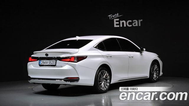 Lexus ES 300h 7-го поколения Luxury Plus - фото 1
