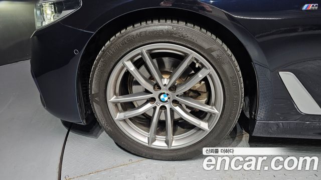 BMW 5-Series G30 520i M Sport - фото 4