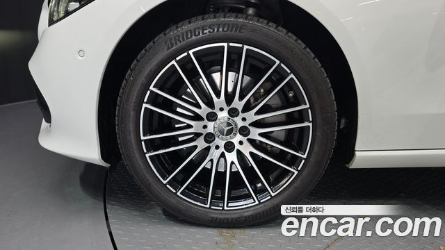 Mercedes-Benz C-Class W206 C200 Avantgarde - фото 4