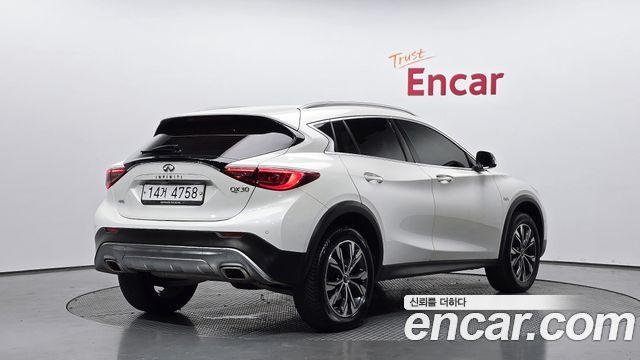 Infiniti QX30 2.0 Essential AWD - фото 1
