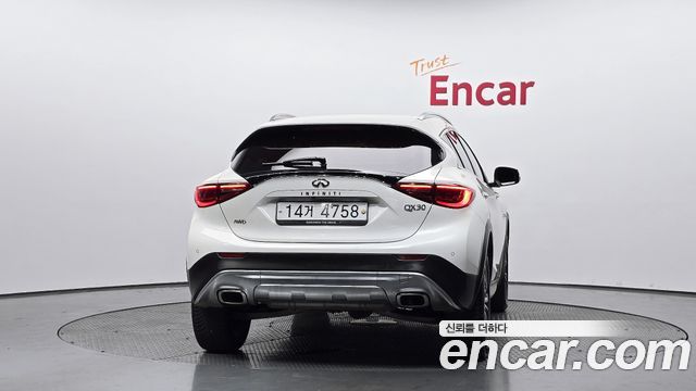 Infiniti QX30 2.0 Essential AWD - фото 3
