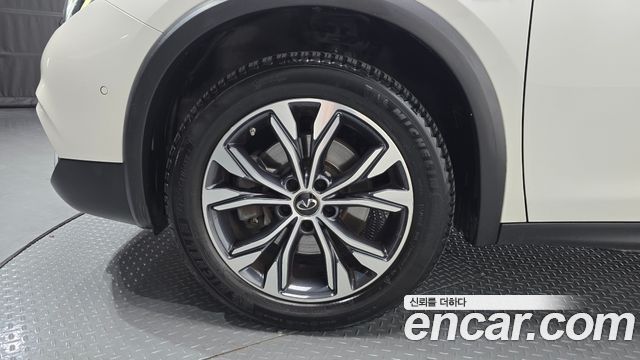 Infiniti QX30 2.0 Essential AWD - фото 4