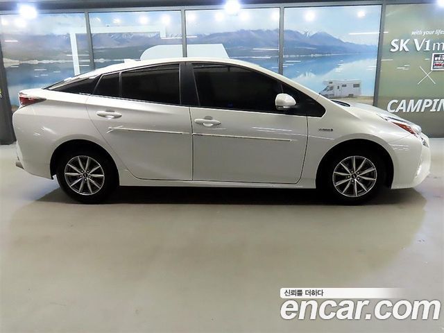 Toyota Prius 4-го поколения 1.8 E - фото 1