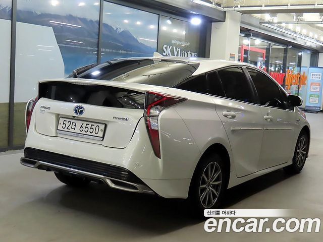 Toyota Prius 4-го поколения 1.8 E - фото 4