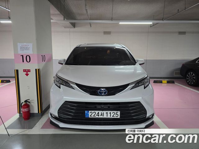 Toyota Sienna 4-го поколения 2.5 Hybrid 2WD - фото 0