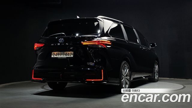 Toyota Sienna 4-го поколения 2.5 Hybrid 2WD - фото 1