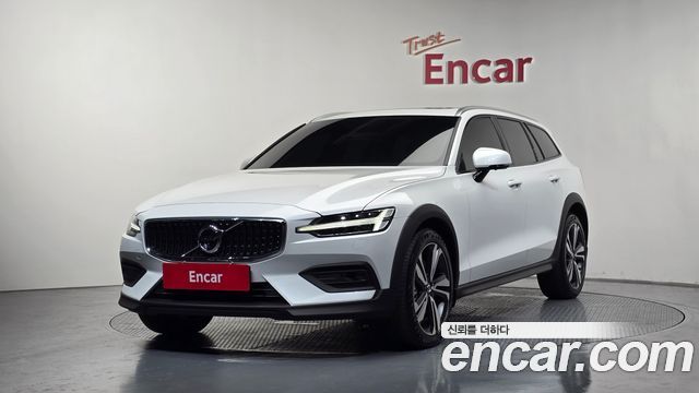 Volvo V60 2-го поколения B5 Pro AWD - фото 0