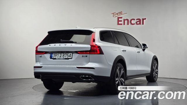 Volvo V60 2-го поколения B5 Pro AWD - фото 1