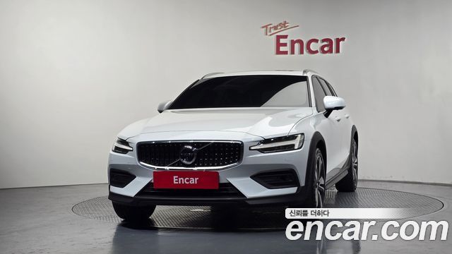 Volvo V60 2-го поколения B5 Pro AWD - фото 2