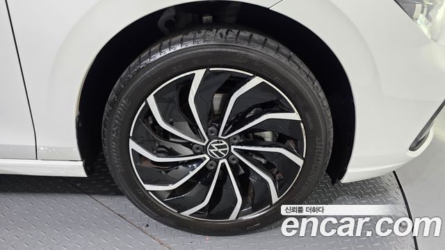 Volkswagen Golf 8-го поколения 2.0 TDI Prestige - фото 4