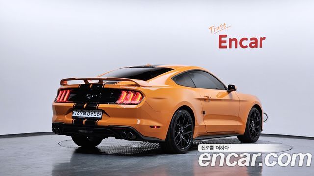 Ford Mustang Coupe - фото 1