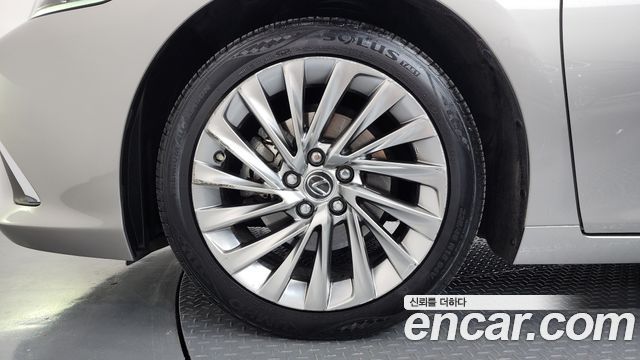 Lexus ES 7-го поколения Executive - фото 4