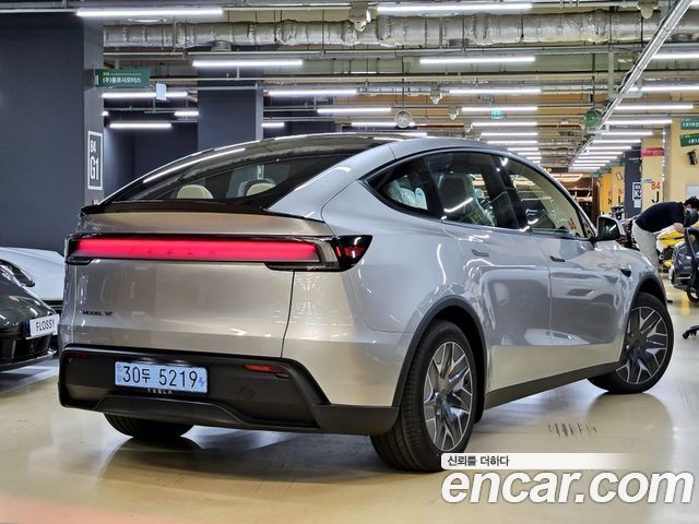 Tesla Model Y L Long Range AWD - фото 1