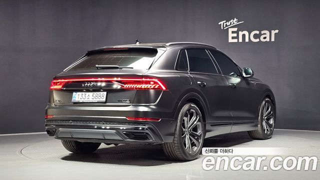 Audi Q8 55 TFSI Quattro Premium - фото 1
