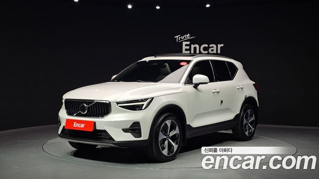 Volvo XC40 B4 Ultra Bright - фото 0