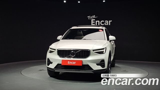 Volvo XC40 B4 Ultra Bright - фото 2
