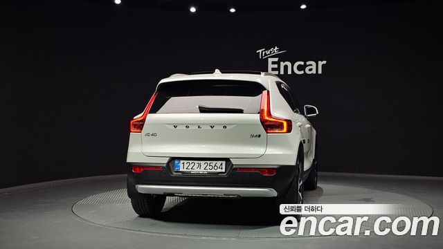 Volvo XC40 B4 Ultra Bright - фото 3
