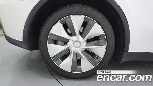 Tesla Model Y Long Range AWD - фото 4