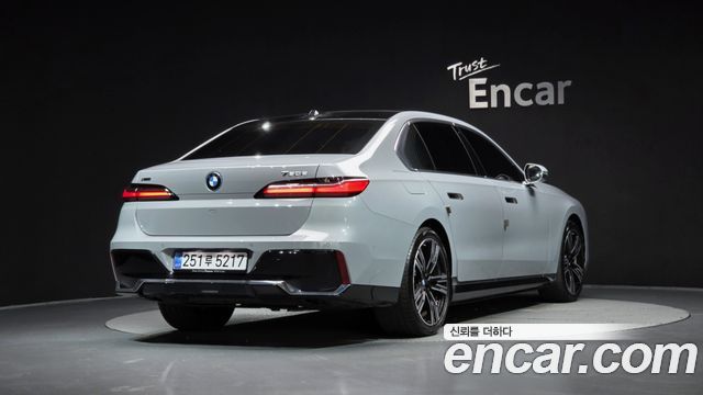 BMW 7-Series G70 750e xDrive M Sport - фото 1