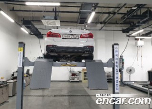 BMW 5-Series G30 520i M Sport - фото 1