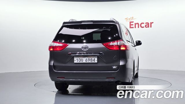 Toyota Sienna 3.5 AWD - фото 3