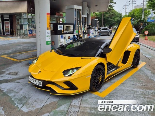 Lamborghini Aventador LP700-4 Roadster - фото 1