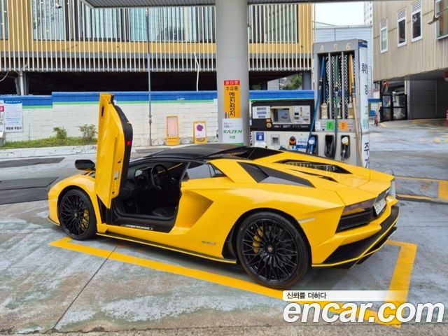 Lamborghini Aventador LP700-4 Roadster - фото 2