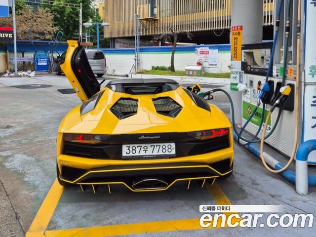 Lamborghini Aventador LP700-4 Roadster - фото 3