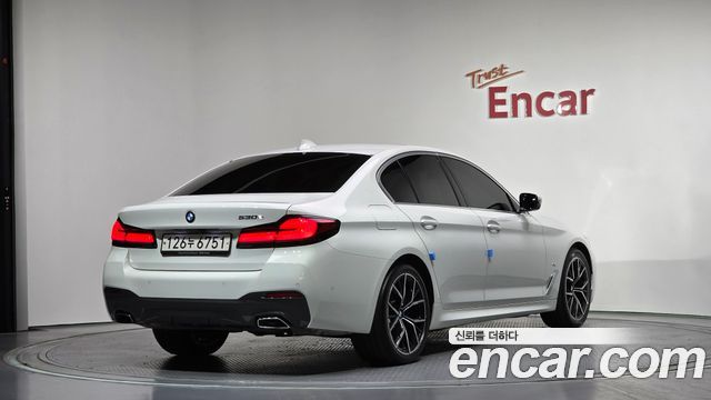 BMW 5-Series G30 530e M Sport - фото 1