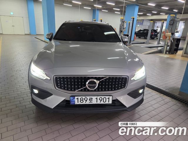 Volvo V60 2-го поколения B5 Ultra AWD - фото 1