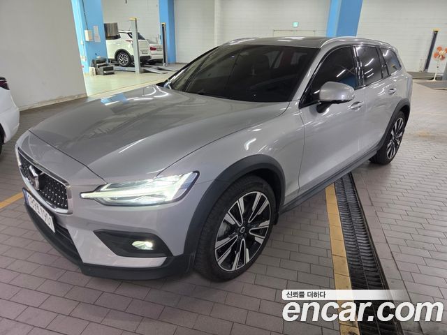 Volvo V60 2-го поколения B5 Ultra AWD - фото 2