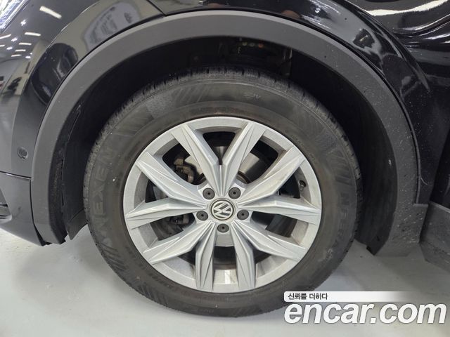 Volkswagen Tiguan 2-го поколения 2.0 TDI Premium - фото 4