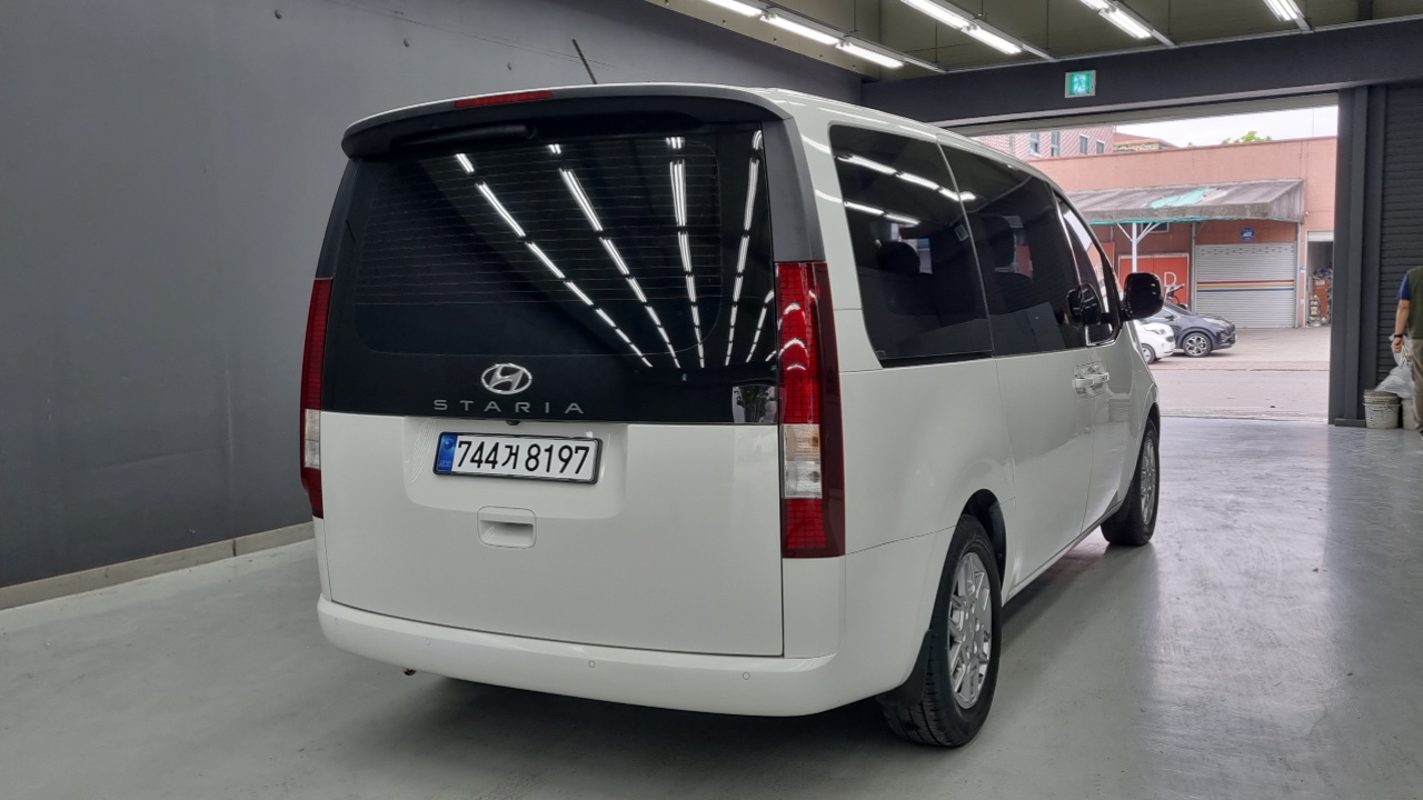 Hyundai Staria Tourer 11-Seater Modern - фото 1