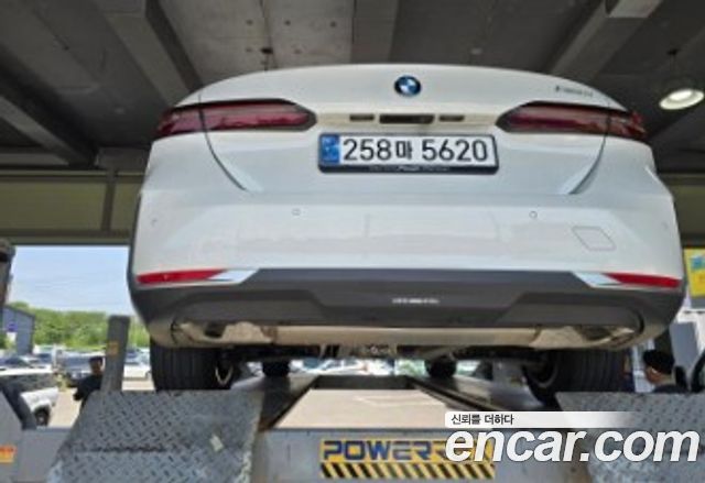 BMW 5-Series G60 520i - фото 1