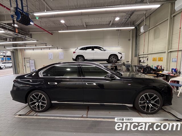 BMW 7-Series G70 740i xDrive M Sport Limited - фото 2