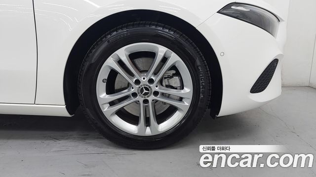 Mercedes-Benz A-Class W177 A220 Hatchback - фото 4