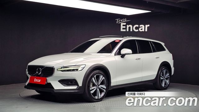 Volvo V60 2-го поколения T5 Pro AWD - фото 0