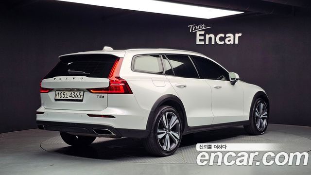 Volvo V60 2-го поколения T5 Pro AWD - фото 1