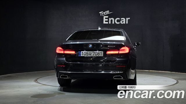 BMW 5-Series G30 520i Luxury - фото 3