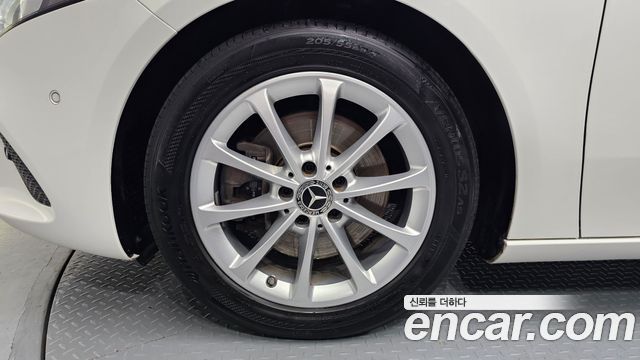 Mercedes-Benz A-Class W177 A220 Sedan - фото 4