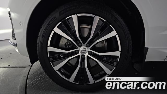 Volvo XC60 2-го поколения B6 Ultimate Bright - фото 3