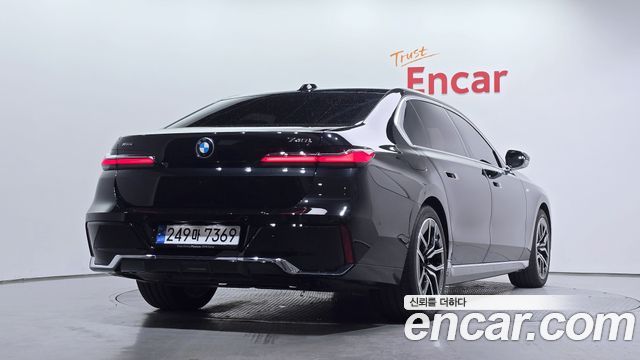BMW 7-Series G70 740i xDrive M Sport - фото 1