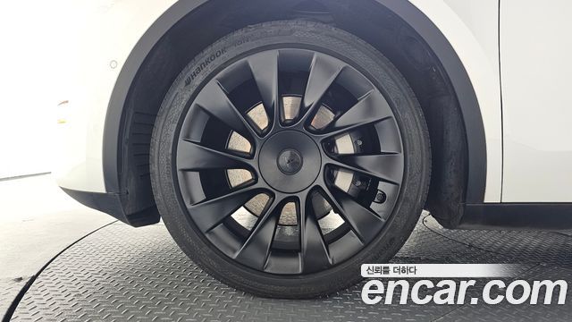 Tesla Model Y Long Range AWD - фото 3