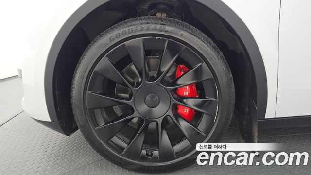 Tesla Model Y RWD - фото 3