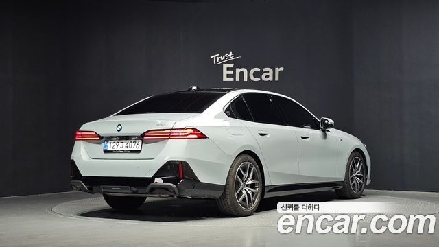 BMW 5-Series G60 520i M Sport - фото 1