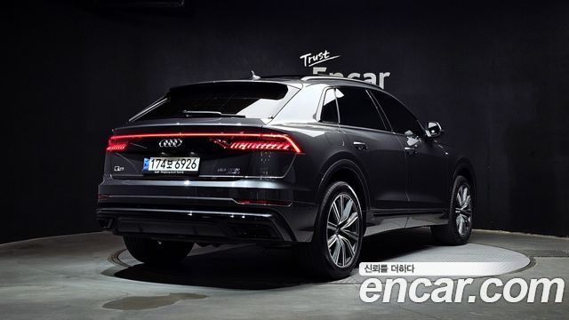 Audi Q8 55 TFSI Quattro Premium - фото 1