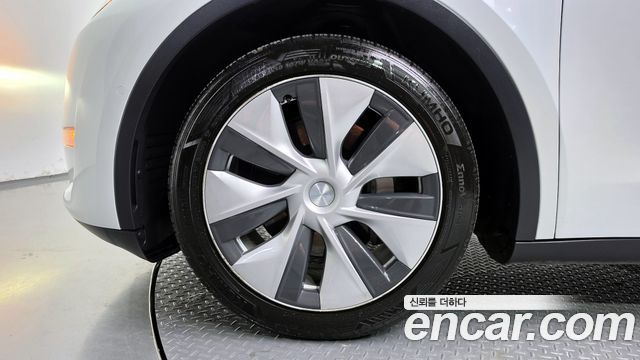 Tesla Model Y Long Range AWD - фото 3