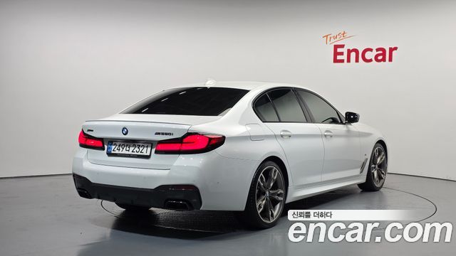 BMW 5-Series G30 M550i xDrive - фото 1