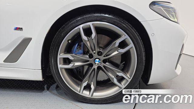 BMW 5-Series G30 M550i xDrive - фото 4