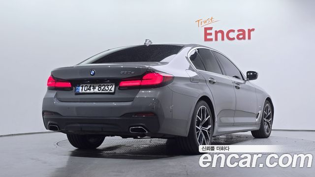 BMW 5-Series G30 530e M Sport - фото 1